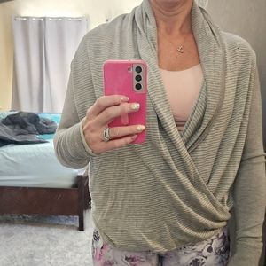 Lululemon sweater sz 6